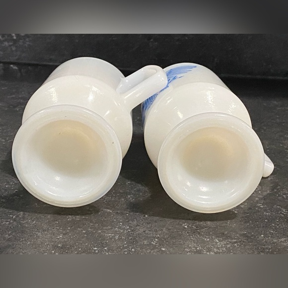 Set of 2 footed milkglass mugs with Blue Eagle - Picture 4 of 8